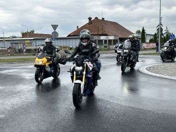 Wielkie rozpoczęcie sezonu motocyklowego w Środzie Wielkopolskiej. Parada motocykli ulicami miasta rozpoczęła wydarzenie [film, zdjęcia]