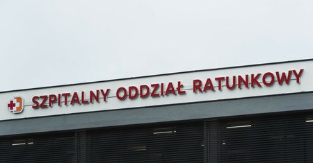 Pijany ojciec uderzył drzwiami 4-letnie dziecko. Szpital nie pomógł