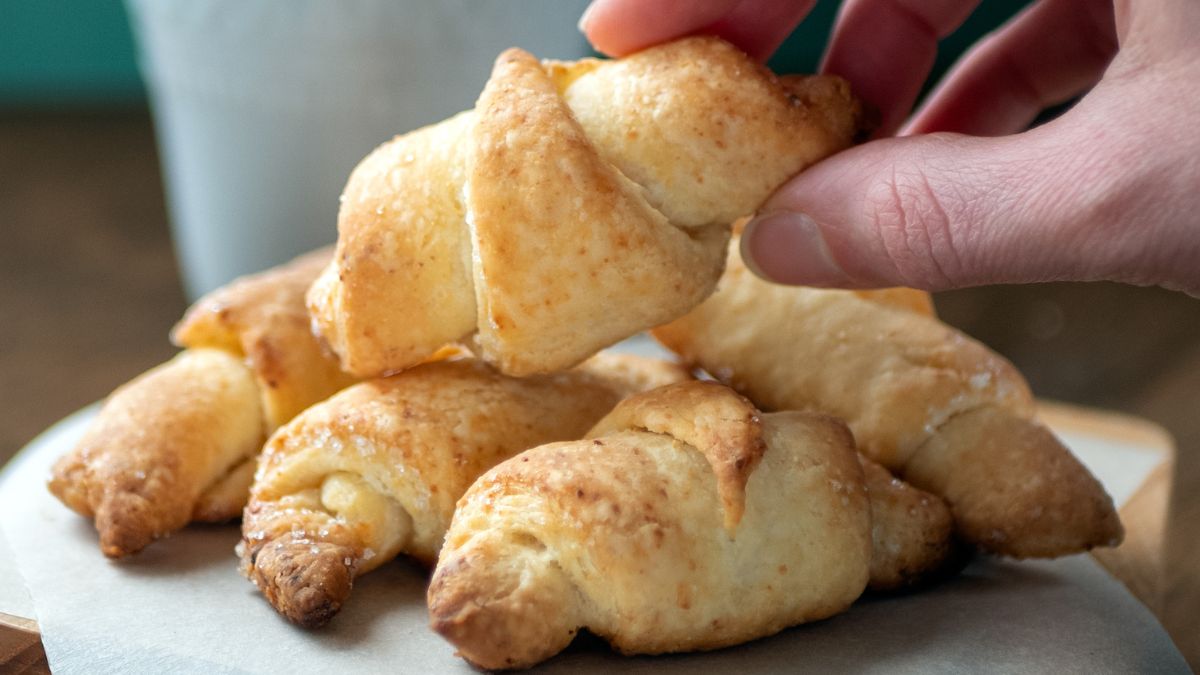 Rogaliki kijowskie najczęściej są nadziewane domowymi powidłami