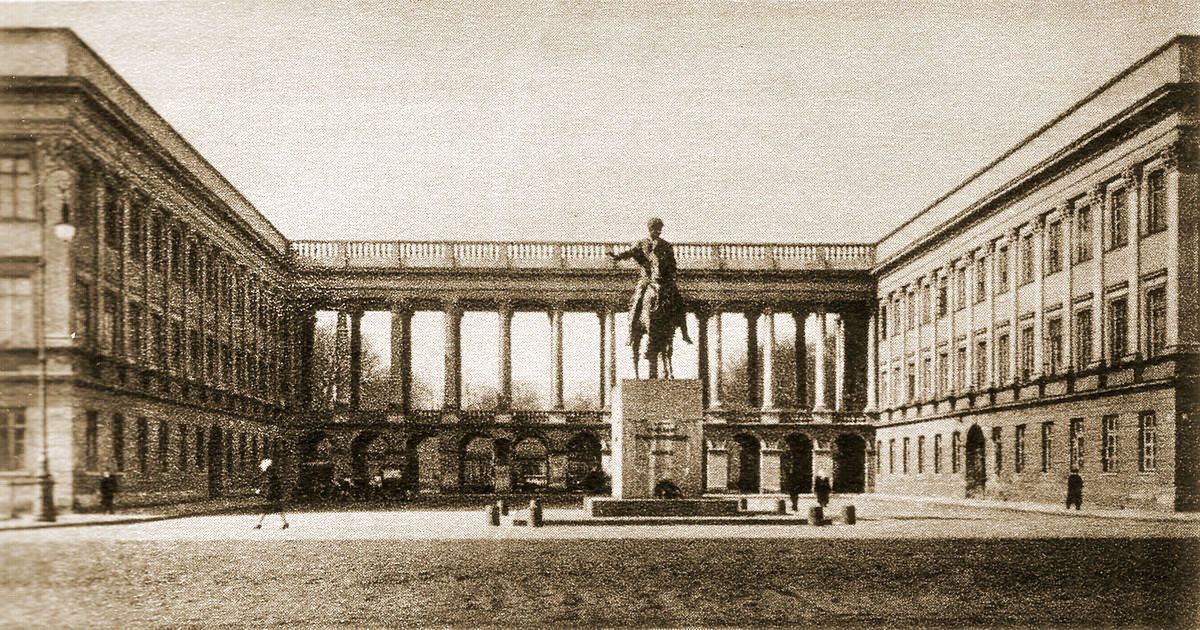 Tak wyglądał Pałac Saski w 1930 roku. Przetrwał jedynie fragment arkad z Grobem Nieznanego Żołnierz