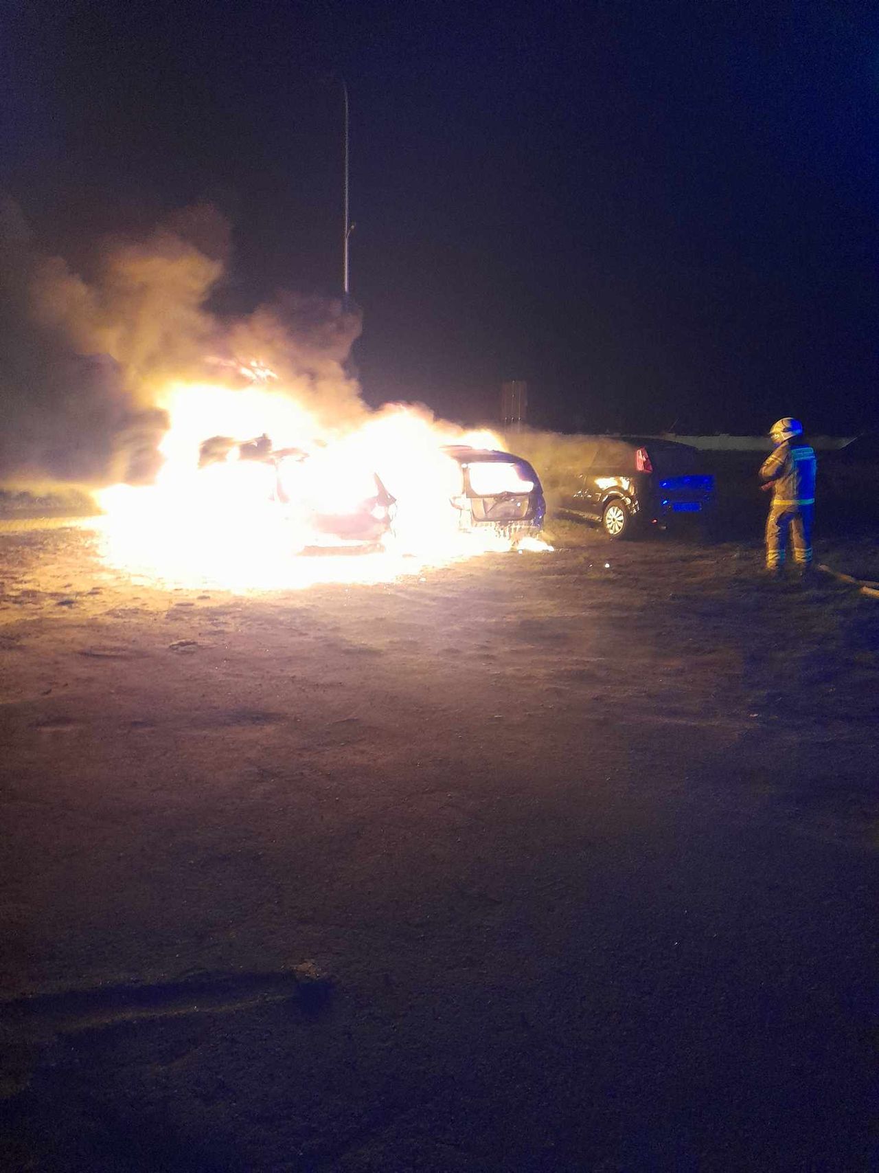 Pożar aut przy stacji paliw w Sikorzu