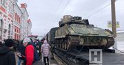 Wożą przejętego M2A2 Bradley po Rosji. Ma dodatkowe ślady po testach amunicji