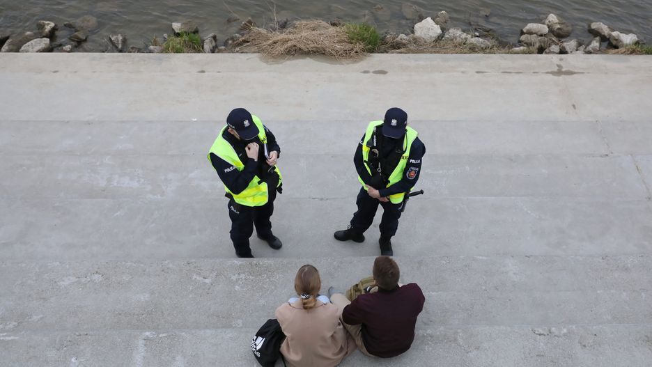 Nieprzestrzeganie obostrzeń w Polsce. Policja podaje liczby. Na zdjęciu interwencja na warszawskich bulwarach