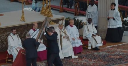 Incydent w czasie mszy z udziałem papieża. Nagle runął obraz z wizerunkiem Jezusa