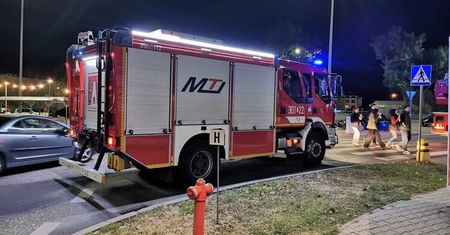 Wieczorna ewakuacja Galerii Mozaika. Klienci i pracownicy musieli opuścić teren galerii handlowej. Zobaczcie ZDJĘCIA