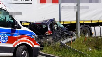Gostynin: Tragiczne zderzenie samochodu osobowego z ciężarówką. Jedna osoba nie żyje. Droga była zablokowana