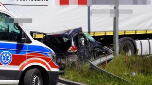 Gostynin: Tragiczne zderzenie samochodu osobowego z ciężarówką. Jedna osoba nie żyje. Droga była zablokowana