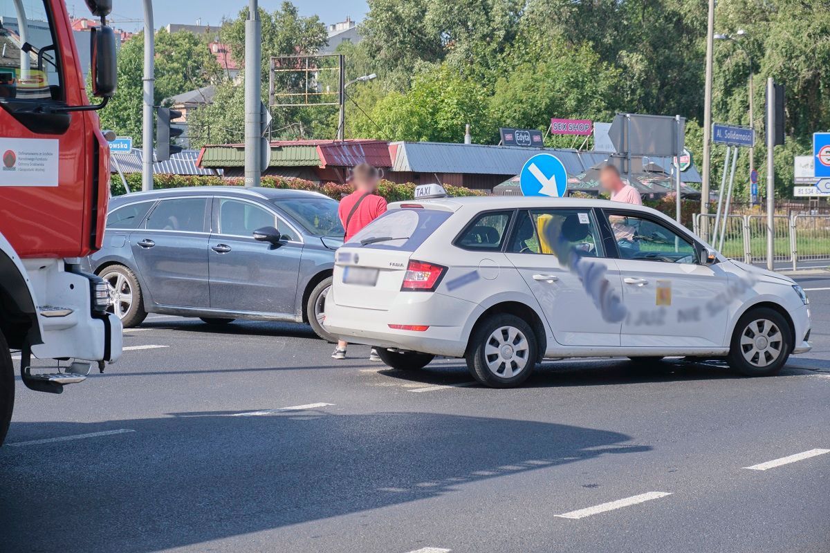 Kolizja skody z peugeotem na skrzyżowaniu al. Tysiąclecia z ul. Lubartowską