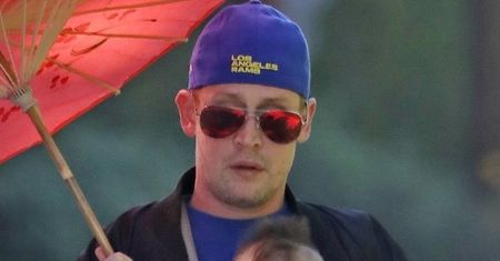 Troskliwy Macaulay Culkin chroni synka przed promieniami kalifornijskiego słońca (ZDJĘCIA)