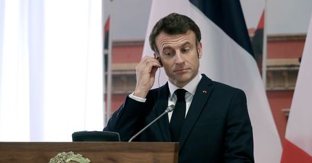 We Francji strajkują. Elektrownie jądrowe ograniczają produkcję
