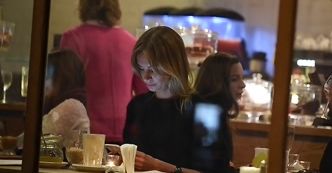 Samotna Szulim w restauracji
