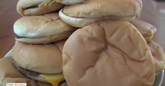 Modelka zjadła 20 cheeseburgerów