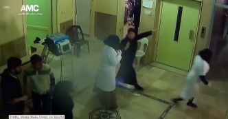 Moment uderzenia bomby beczkowej w syryjski szpital