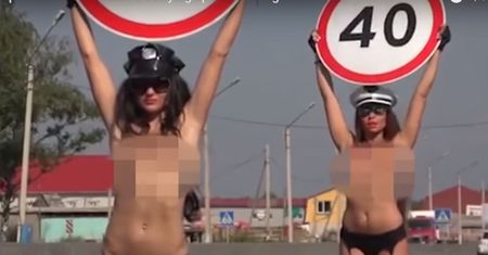 Półnagie kobiety na drodze zachęcają kierowców do zdjęcia nogi z gazu