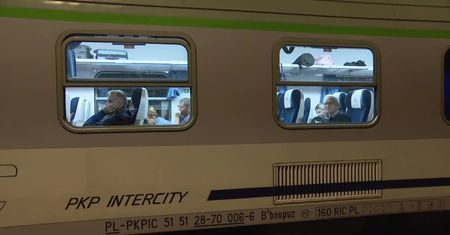 Pociąg zatrzymał się kilkaset metrów za przystankiem. “Zahamował i się cofnął”