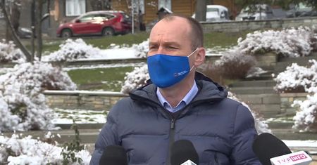 „Proszę się zwijać i opuścić Lanckoronę”. Nerwowa konferencja posła KO o majątku D. Obajtka