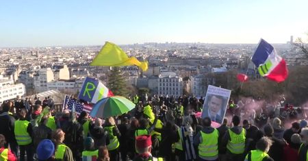 “Żółte kamizelki” wróciły na ulice Paryża. Protest przeciwko polityce E. Macrona