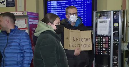 Na dworcu w Przemyślu uchodźcy z Ukrainy mogą liczyć na posiłek i… podwózkę