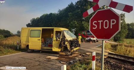 Kierowca zignorował znak “stop” i zderzył się z pociągiem. Tłumaczył, że “o tej godzinie nigdy żaden nie jechał”