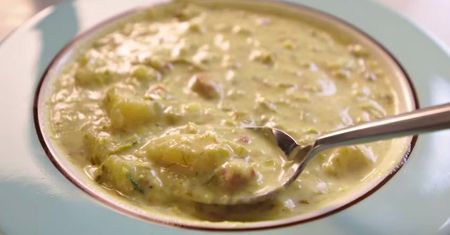 Ta zupa z ziemniaków rozgrzewa najlepiej na świecie. Dodaj jeszcze jedno warzywo, aby nadać jej cudownego aromatu