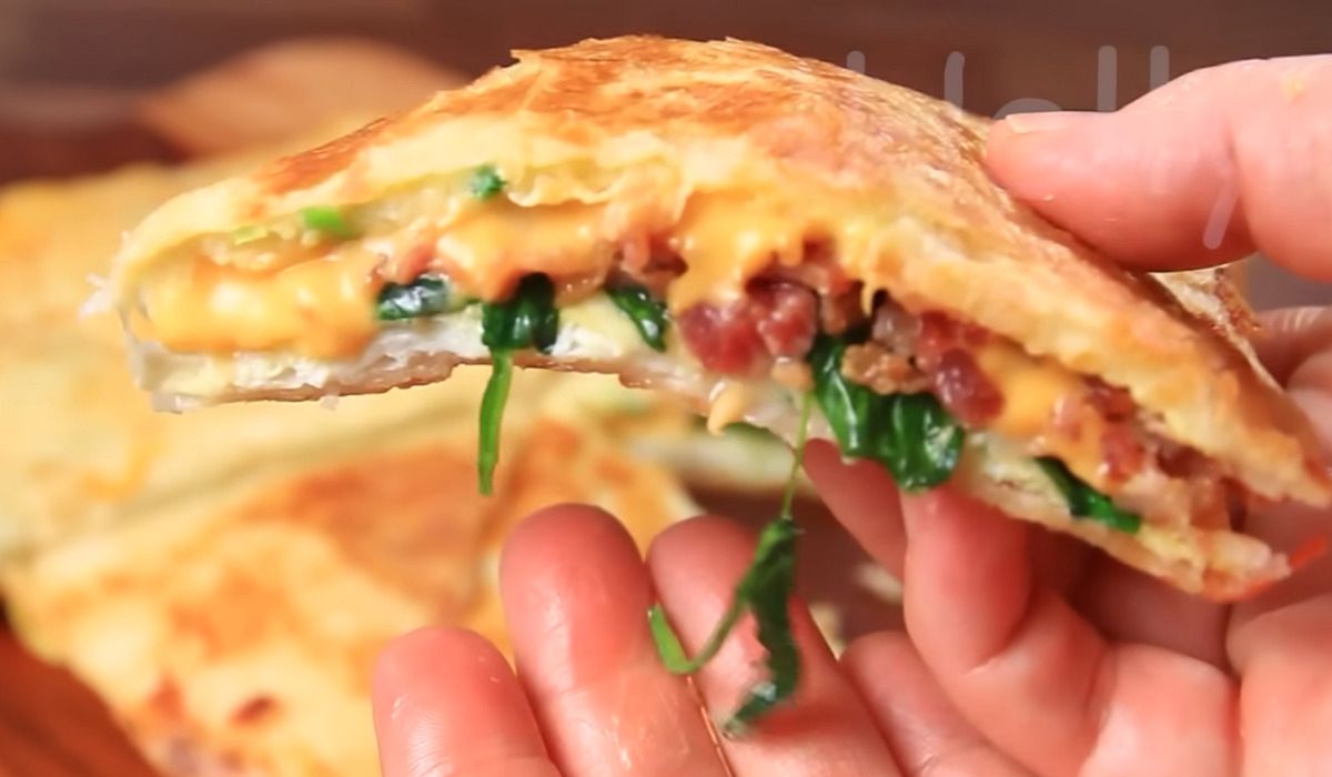 Szybkie śniadanie z tortilli - Pyszności; foto: kadr z materiału na kanale YouTube: Helly's Simple Recipe