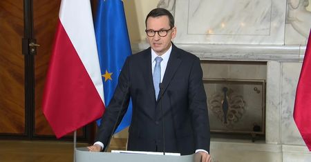 “Wczoraj mieliśmy do czynienia z żałosną inscenizacją Donalda Tuska”. Morawiecki po dymisji dowódców