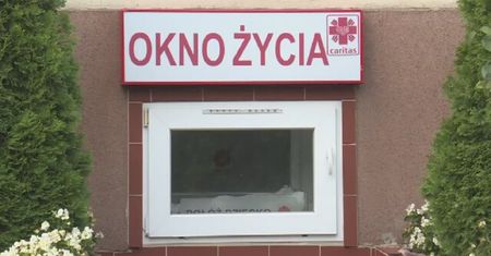 Dramatyczny akt rozpaczy: 6-latka znaleziona w oknie życia w Warszawie