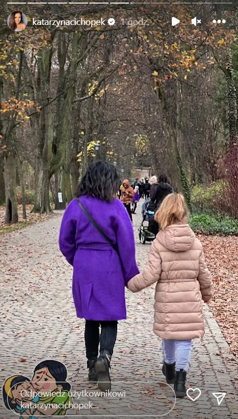 Kasia Cichopek na spacerze z dziećmi