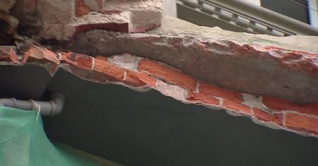 Z kamienicy oderwał się fragment balkonu i runął na chodnik. Jedna osoba poszkodowana