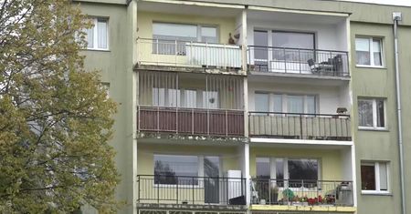 Ciało noworodka na balkonie. Zarzuty dla matki i jej partnera