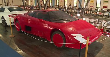 To zdjęcie to nie pomyłka. Największą kolekcję pojazdów marki Maserati zgromadzono na farmie pod Modeną