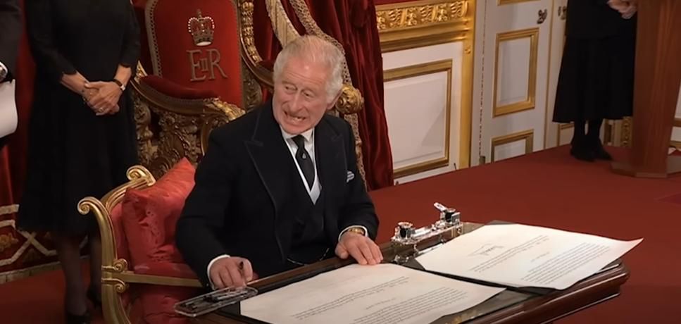 Król Karol III straszył minami podczas proklamacji
