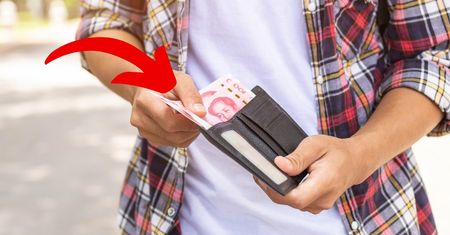 Tego nigdy nie rób na wakacjach! Możesz stracić wszystkie pieniądze i drogi sprzęt