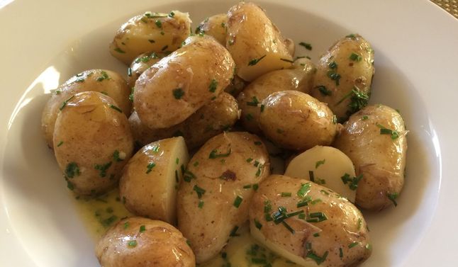 Młode ziemniaki powinno się gotować inaczej, niż starsze bulwy - Pyszności; foto: Canva