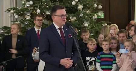 Marszałek Hołownia spotkał się w Sejmie z uchodźcami i potrzebującymi