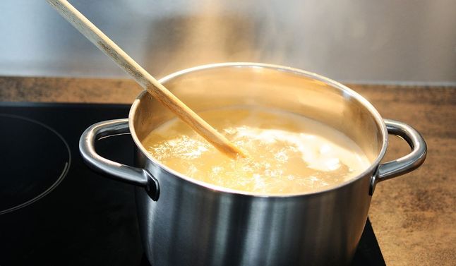 Prawidłowe gotowanie makaronu nie odbywa się z dodatkiem oleju - Pyszności; foto: Canva