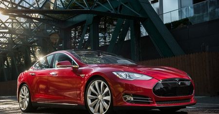 Tesla idzie do sądu! Poszło o… osiągi