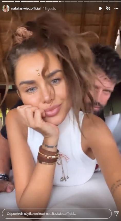 Natalia Siwiec z kolczykiem w czole