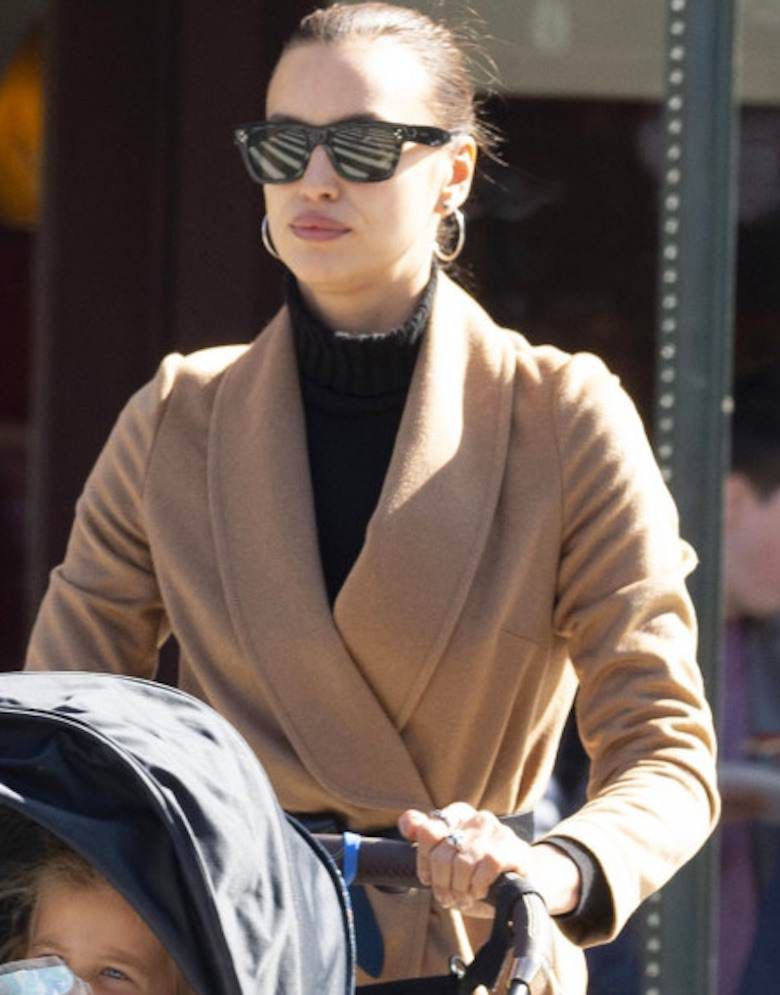 Irina Shayk w brązowym płaszczu