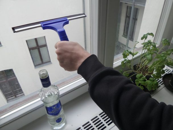 Ta sama mieszanka przyda się podczas czyszczenia okien i luster. Skuteczne poradzi sobie ze wszystkimi zabrudzeniami. Co więcej, wódka może okazać się przydatna również podczas czyszczenia okularów.