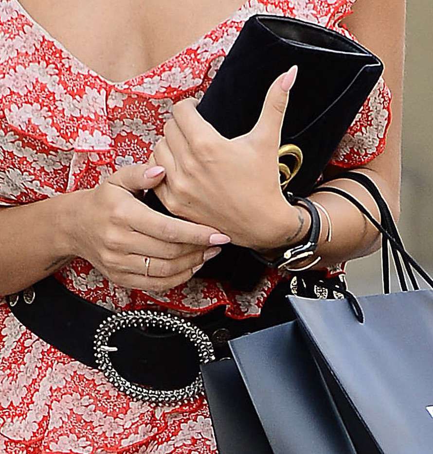 Natalia Siwiec z czarną kopertówką Gucci