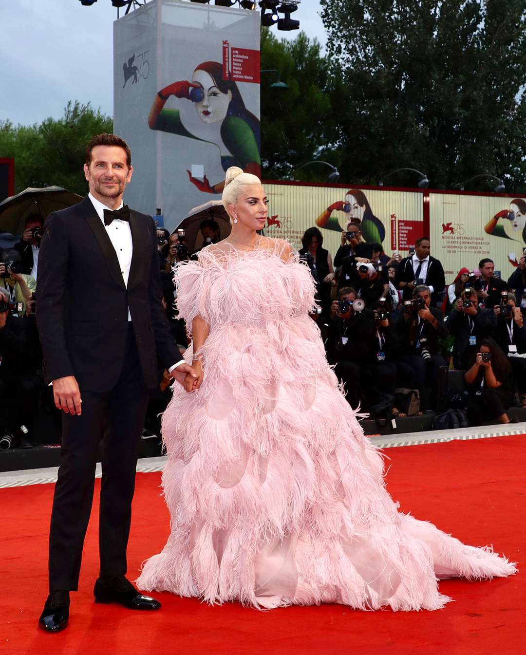 Lady Gaga na czerwonym dywanie w Wenecji