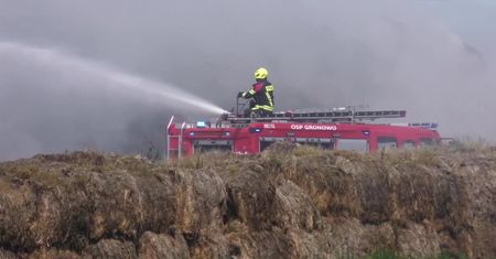 1000 balotów słomy w ogniu. Chmurę dymu widać z kilku kilometrów