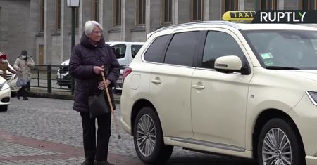 W Berlinie taksówki dowożą seniorów do punktów szczepień przeciwko COVID-19.