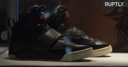 Kultowe buty Kanye Westa z rozdania Grammy sprzedane na aukcji za rekordowe 1,8 mln dolarów.