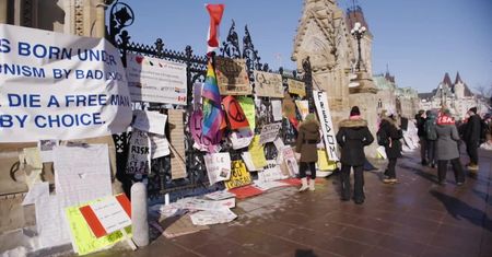 Trwa protest kierowców ciężarówek w Kanadzie. Policja aresztuje osoby, które im pomagają