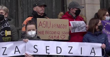Protesty po osunięciu od orzekania sędzi Joanny Hetnarowicz-Sikory.