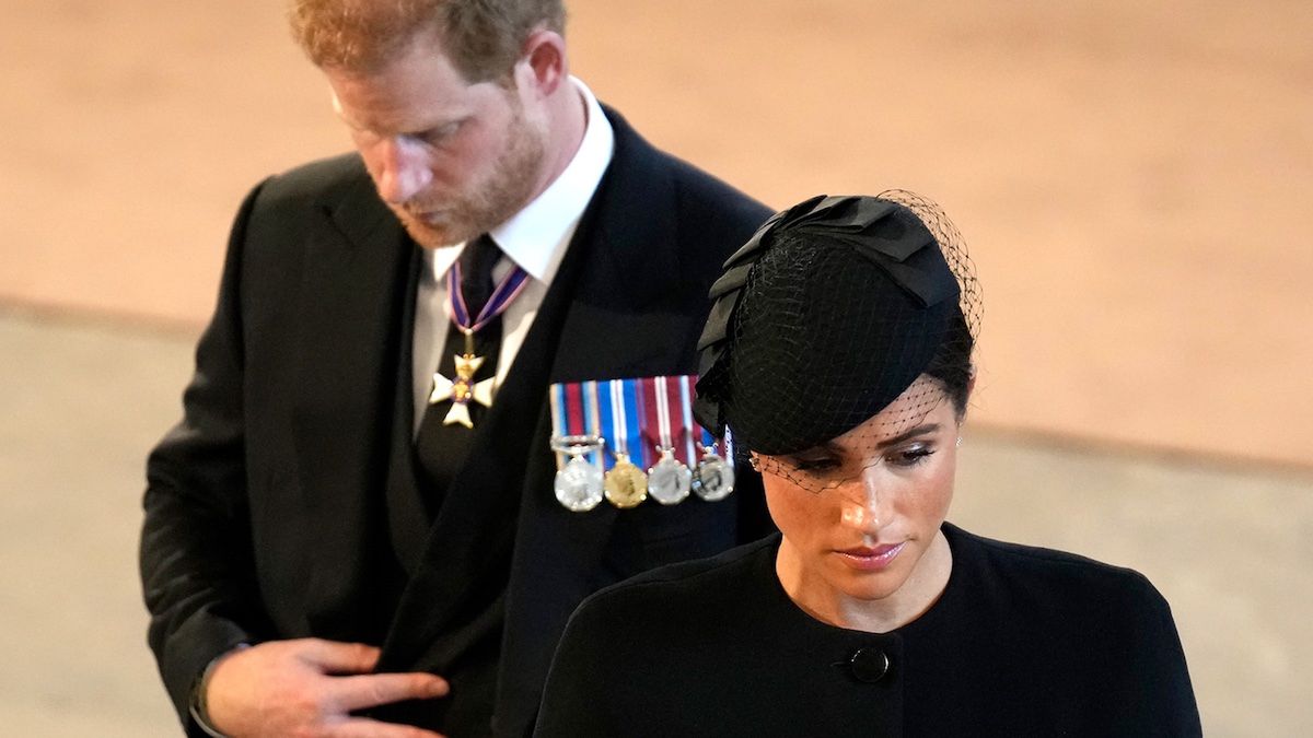 Meghan i Harry urządzili karczemną awanturę w miejscu publicznym. To, co książę zrobił na koniec, przyprawia o ciarki żenady. Wstyd!