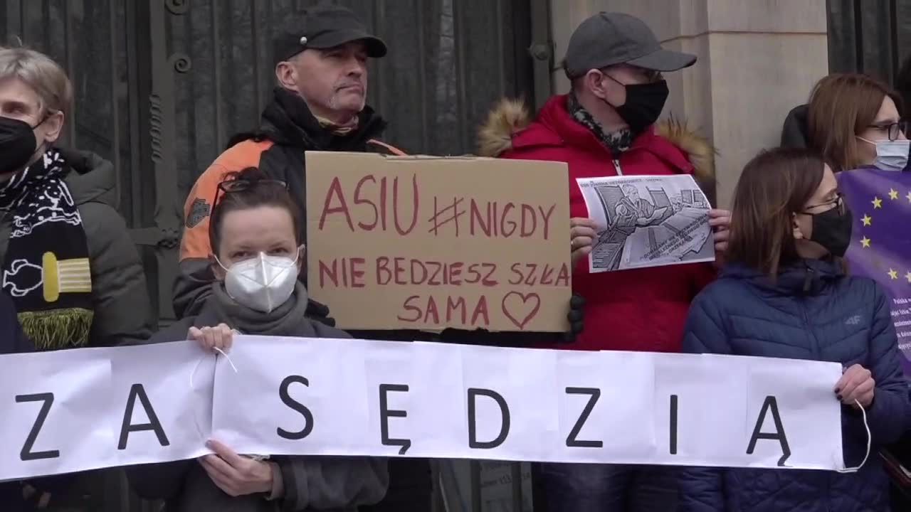 Protesty po osunięciu od orzekania sędzi Joanny Hetnarowicz-Sikory.