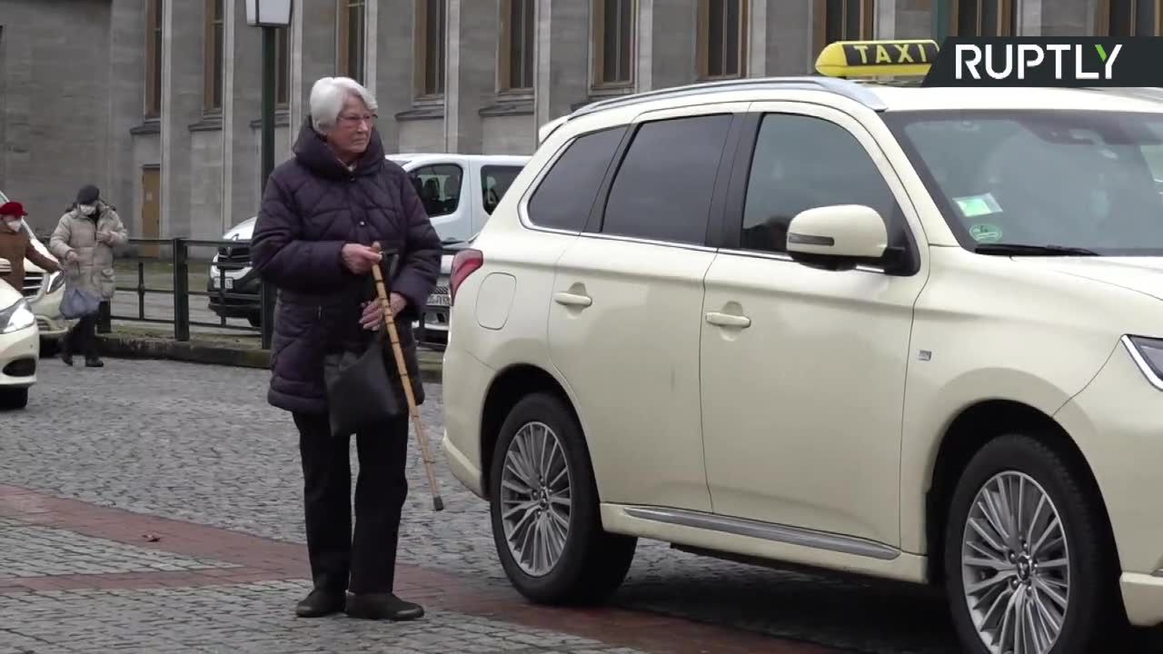 W Berlinie taksówki dowożą seniorów do punktów szczepień przeciwko COVID-19.